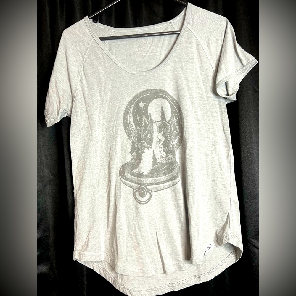 Not sure what brand. Medium loose tee.